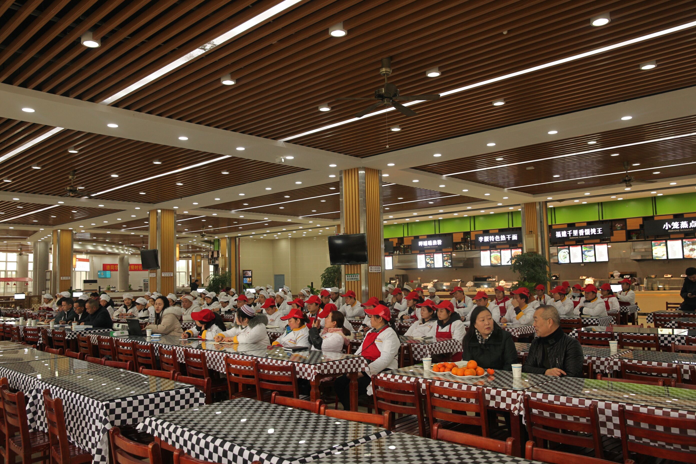 总务处餐饮管理中心举行食堂从业人员培训会